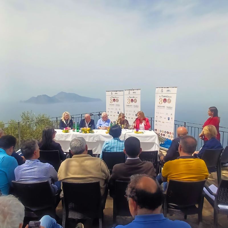 La presentazione dell'evento La Tavola dei 300 a Massa Lubrense in nome di cibo e cultura 1 La presentazione dell'evento La Tavola dei 300