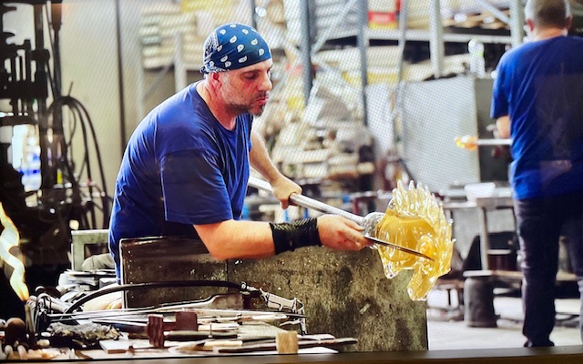 60 Years of design in Crystal, la storia di Arnolfo di Cambio, di una famiglia e di Colle di Val d'Elsa 3 una fase della lavorazione del cristallo