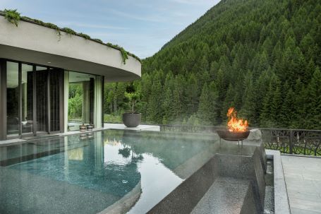 Dimmi chi sei e ti dirò 5 destinazioni per vacanze estive magiche 4 a pool with a fire in the middle of a hotel silena