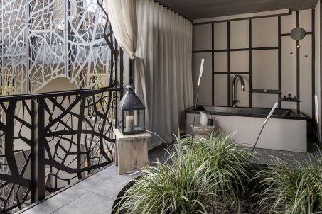 In Val Pusteria all'Hotel Silena: 5 motivi per un viaggio indimenticabile 2 a balcony with plants and a black railing hotel silena