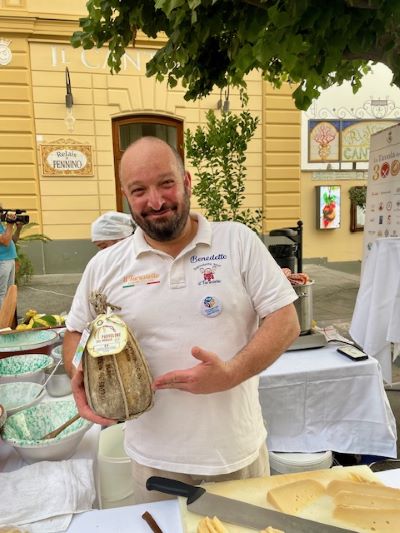 la tavola dei 300 e gli stand dei prodotti tipici