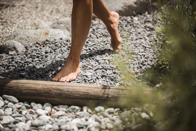 Vacanze per riconnettersi con se stessi: di cosa si tratta e a cosa servono. 4 idee imperdibili! 4 barefooting per riconnettersi con se stessi