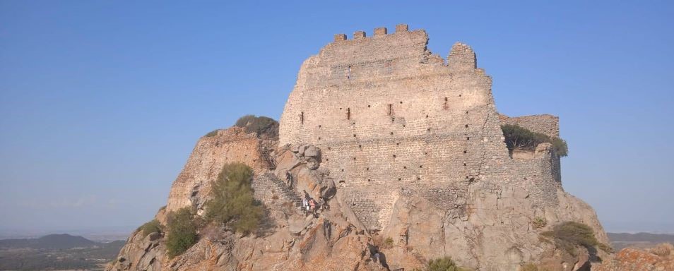 Il Sud della Sardegna, selvaggio e ricco di cibo e cultura: 7 località tra mare ed entroterra 8 a stone castle on a rocky hill