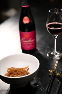 Giro del mondo con il Lambrusco: il grande vino emiliano e la cucina cinese (a Milano da Ba) 5 trofie di riso, lardo di Colonnata, cipolla rossa, gamberi tritati e soia scura