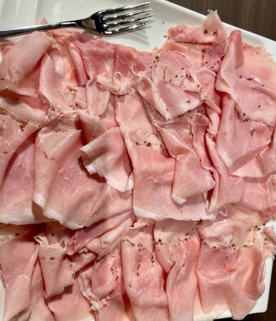 Un tagliere di salumi per Natale: quale prosciutto scegliere? 4 suggerimenti 1 prosciutto martelli
