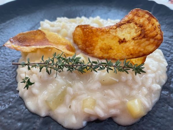 Il ristorante La Fornace riscopre la cultura del fuoco in modo incredibile 1 risotto con patate affumicate e formaggio Casera
