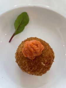 Arancino con cuore cacio e pepe e finocchio