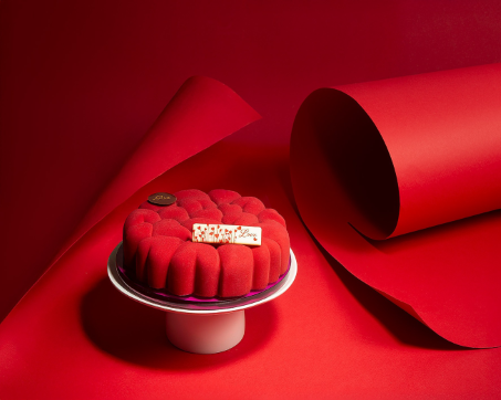 Una torta a forma di cuore di pasticceria gruè
