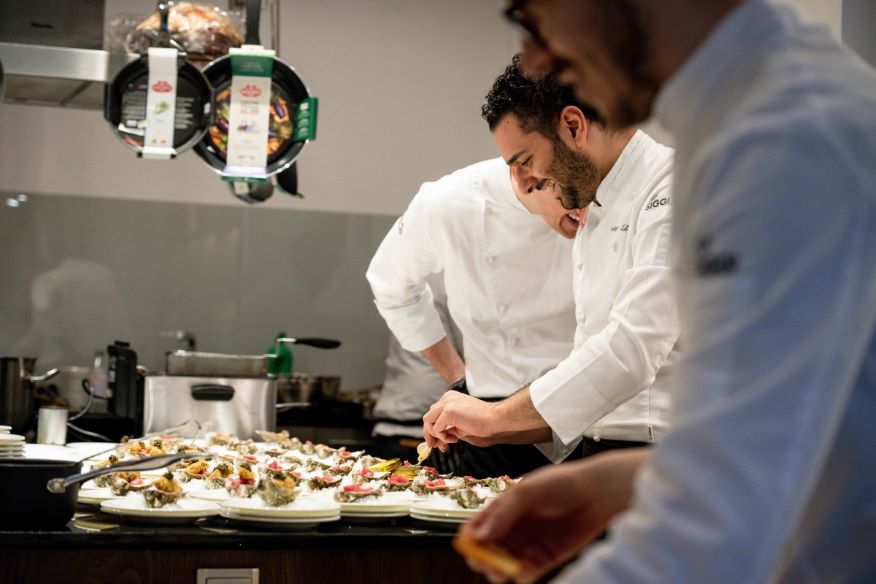 Cosa fare a marzo in Italia: aspettando la Pasqua 5 eventi magici e imperdibili (e non solo!) 2 Gli chef in cucina durante la serata di lancio di Chefs For Life 2026