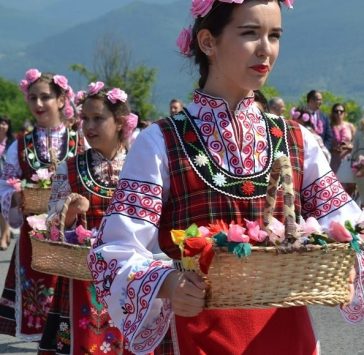 Passeggia per le strade per conoscere le danze folkloristiche della Bulgaria