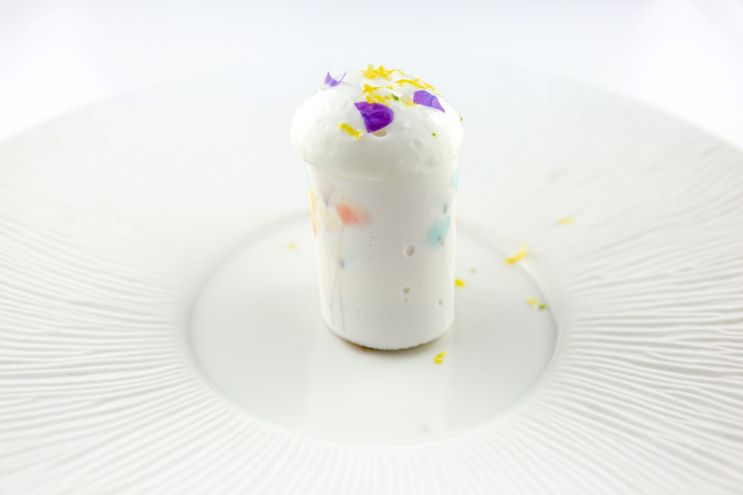 “Murrina Veneziana” Meringa, caprese al limone, chantilly alla fava Tonka, confit di limone, sorbetto al mandarino e spuma al kefir di bufala, clementina, mango e finocchietto.