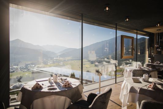 Dal lago di Garda alle Dolomiti cene o pranzi con vista: 4 idee 4 Sulle Dolomiti per ammirare la Val Pusteria all'Alpin Panorama Hotel Hubertus