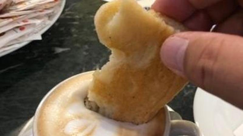 Cosa vedere a Genova in 2 giorni: Palazzi dei Rolli, botteghe storiche e dove mangiare 1 Il risveglio di Genova: la focaccia pucciata nel cappuccino