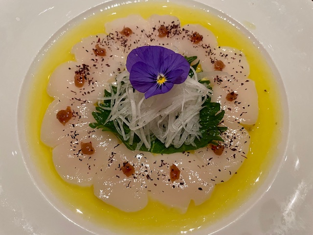 Che cosa fare ad aprile: primavera, Pasqua e tanta voglia di emozionarsi 3 carpaccio di capasanta ristorante izu milano