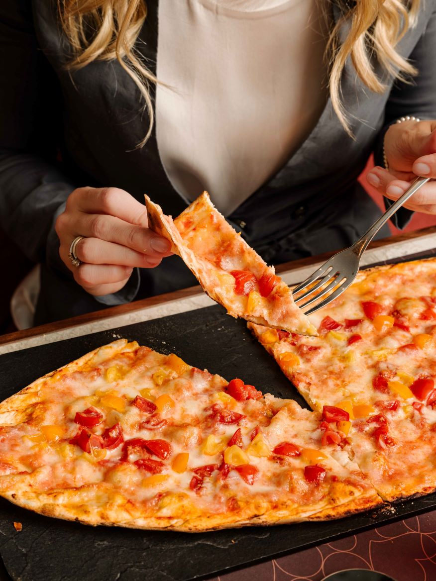 Pizza gourmet a Milano: 2 motivi per scoprire AmaMi Ancora e il suo impasto senza lievito 1 Dove mangiare una pizza gourmet a Milano dall'impasto leggero e dalla forma originale? Da AmaMi anora