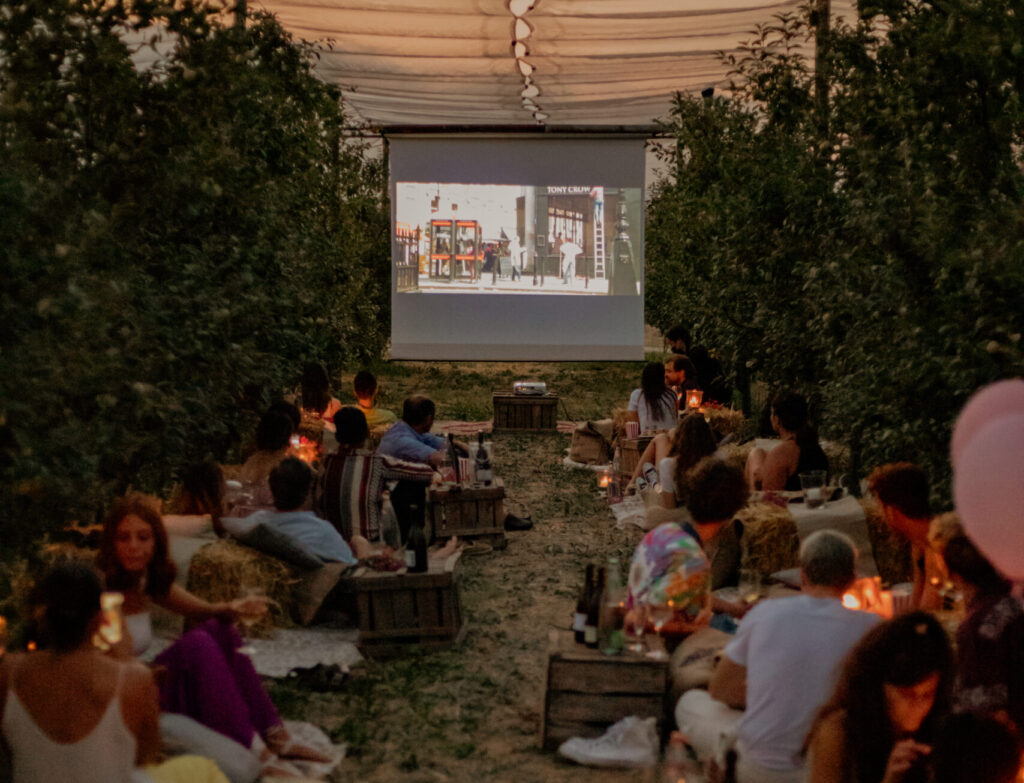 Che cosa fare a giugno in Italia: itinerari enogastronomici e ristoranti da provare 1 il cinema nel frutteto a Salvirola, in provincia di Cremona,