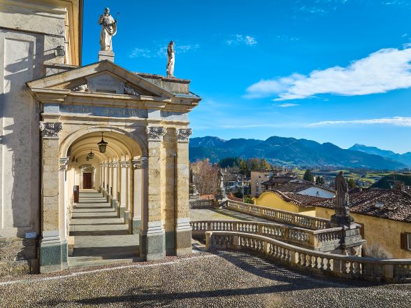 Cosa fare a Clusone, cuore verde della Lombardia: arte antica e contemporanea, cucina e un orfanotrofio 2 la Basilica di Santa Maria Assunta merita una visita approfondita