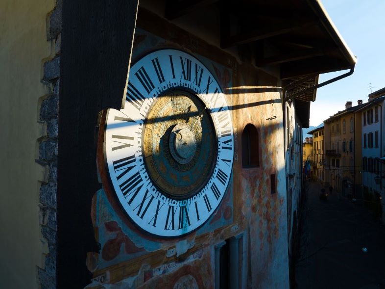 Cosa fare a Clusone, cuore verde della Lombardia: arte antica e contemporanea, cucina e un orfanotrofio 3 clusone orologio di Fanzago