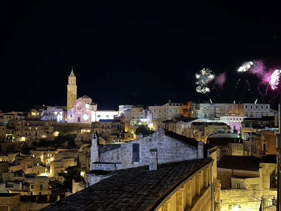 Che cosa fare a giugno in Italia: itinerari enogastronomici e ristoranti da provare 17 A Matera la Festa della Bruna: folklore, arte e gastronomia