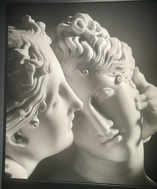 Che cosa fare a giugno in Italia: itinerari enogastronomici e ristoranti da provare 4 Fotografia artistica di Aurelio Amendola dedicata alla scultura classica, esposta nella mostra Capolavori fotografati a Palazzo Reale di Milano.