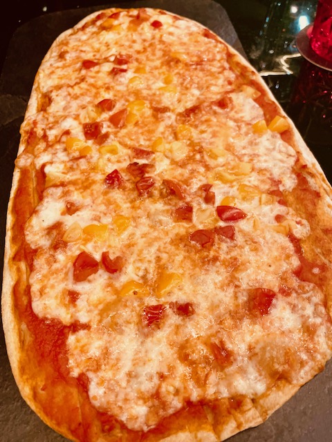 Pizza gourmet a Milano: 2 motivi per scoprire AmaMi Ancora e il suo impasto senza lievito 3 Forma insolita e Margherita da provare da AmaMi Ancora
