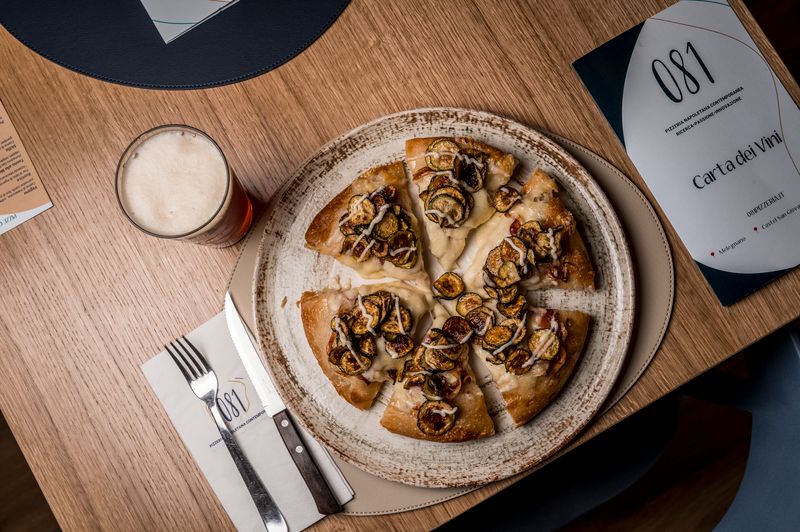 Che cosa fare a giugno in Italia: itinerari enogastronomici e ristoranti da provare 6 Pizza contemporanea napoletana a Brescia con la nuova aperture di 081