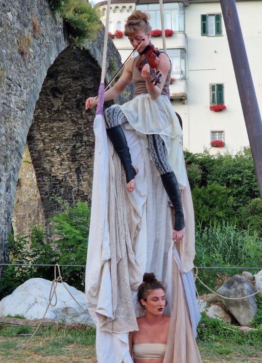 Cibo, teatro e viaggio in Lunigiana tra borghi, cucina antica e cultura 6 Al Vento, della compagnia Blucinque: varietà di circo acrobatico in Lunigiana
