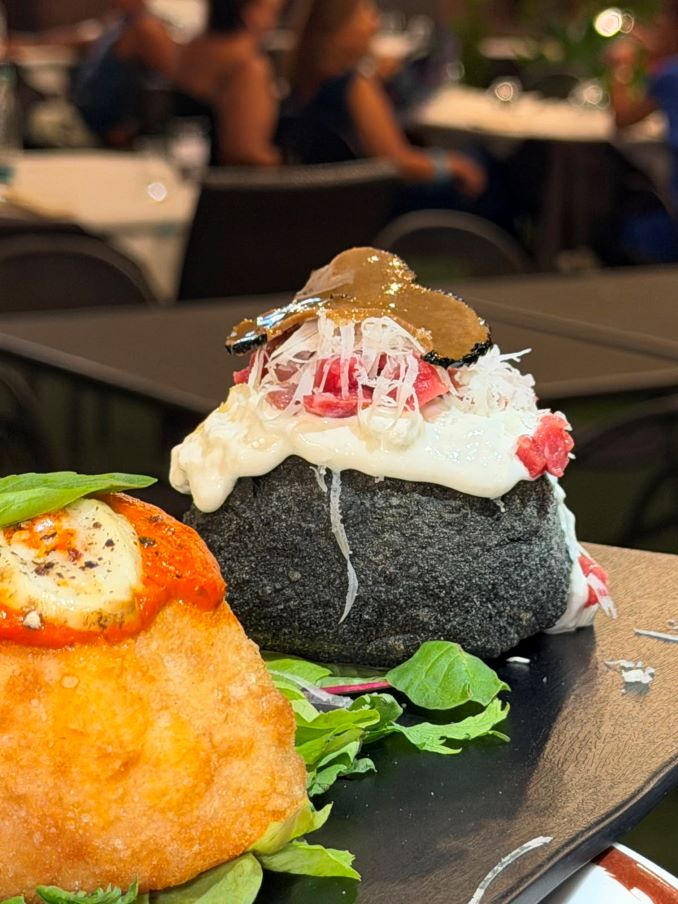 Il poker di montanarine di Vincenzo Fotia, quattro interpretazioni del fritto d’autore che celebrano la tradizione partenopea.