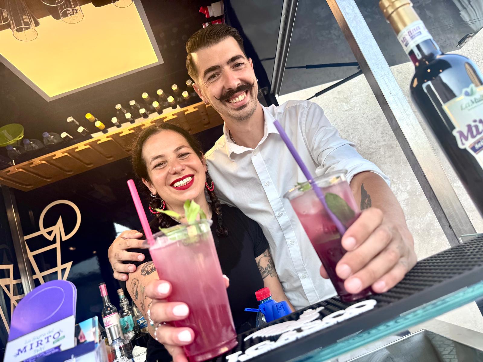 Laura e Alessio sul Drink Truck con le loro creazioni Palomino e Bette Mulo