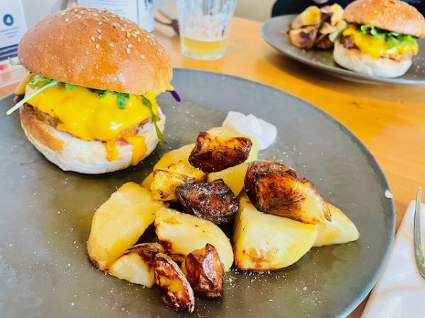Il vegetariano senza dogmi: perchè il ristorante Giardì parla anche ai carnivori 2 Uao Burger plant-based al Giardì, ristorante vegetariano a Milano