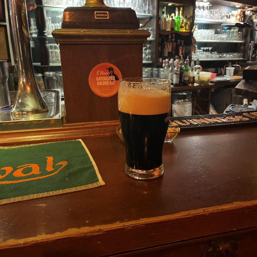 Perchè la Guinness ha la schiuma bianca che non svanisce? Il segreto che la serie House of Guinness non rivela 2 la schiuma bianca della fuinness, sai come si ottiene?