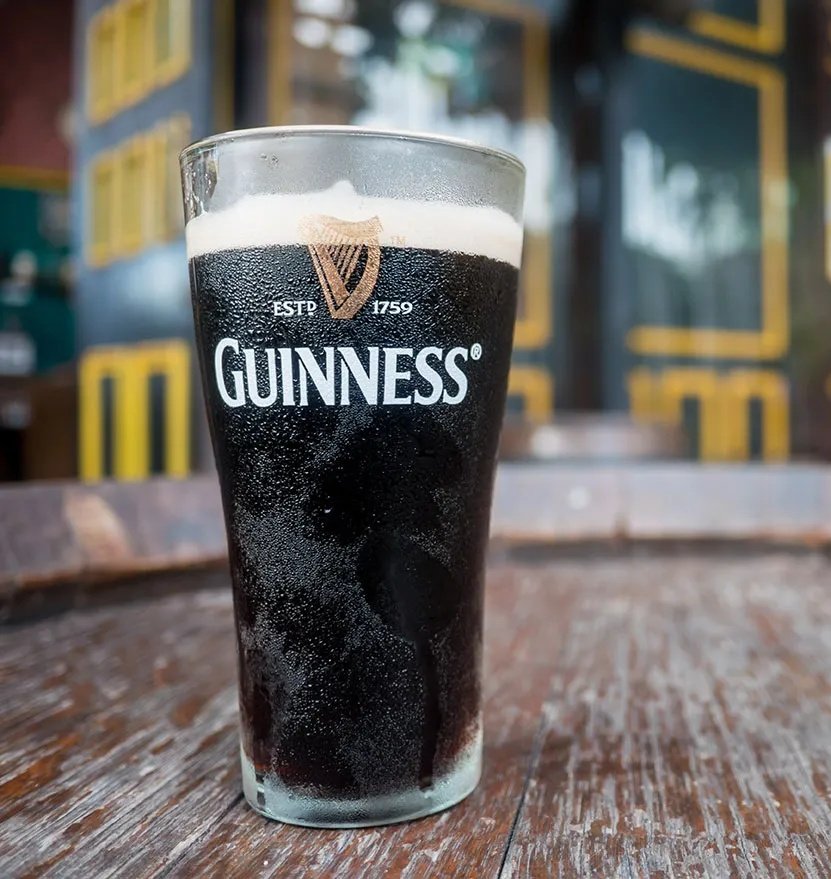 Perchè la Guinness ha la schiuma bianca che non svanisce? Il segreto che la serie House of Guinness non rivela 3 perchè la schiuma della guinness non cade