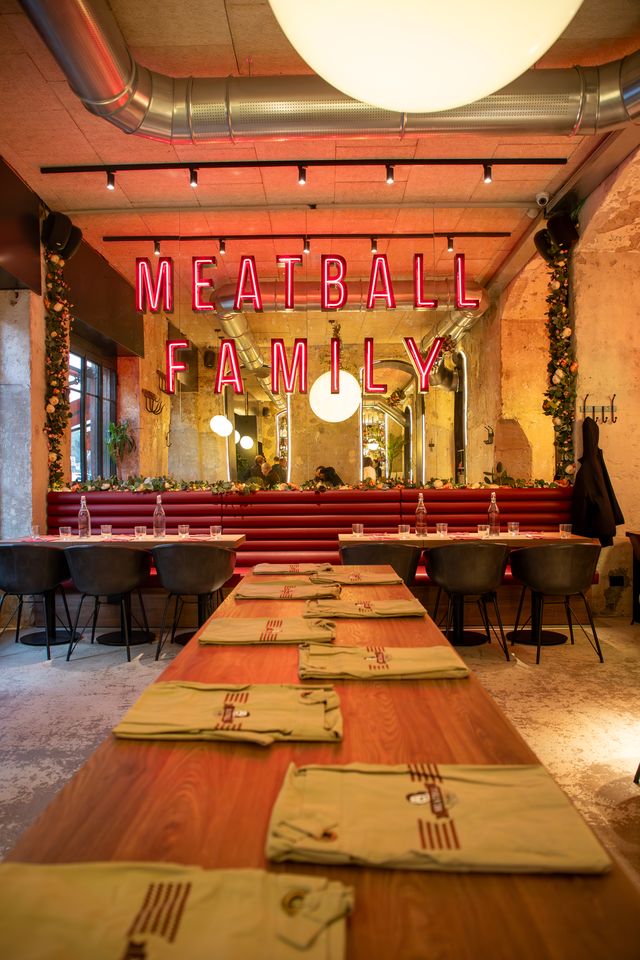 Meatball Family: il successo dei ristoranti firmati Diego Abatantuono che conquista Milano a colpi di polpetta 1 arredamento: un grande specchio con scritta LED “Meatball Family”