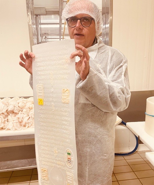 Come nasce il Parmigiano Reggiano: viaggio tra casaro, affinatore e battitore nel Caseificio Castelnovese 1 Emilio Braghin, Presidente della sezione di Modena e membro del Comitato Esecutivo del Consorzio Parmigiano Reggiano