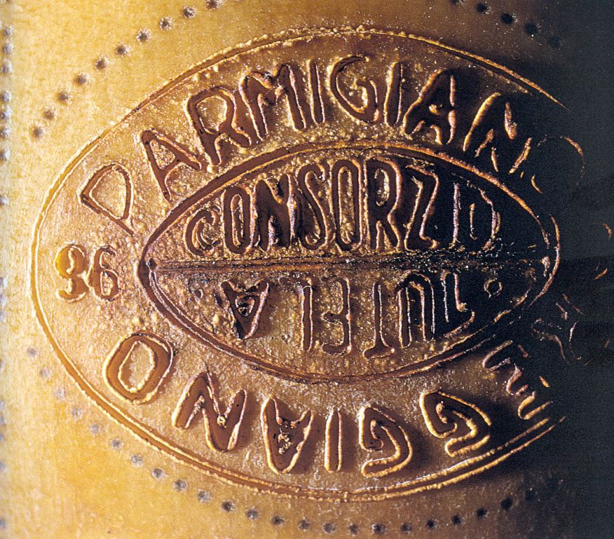 Come nasce il Parmigiano Reggiano: viaggio tra casaro, affinatore e battitore nel Caseificio Castelnovese 2 Come nasce il Parmigiano Reggiano