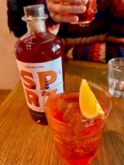 Si beve meno e meglio: la nuova cultura dell'happy hour tra autenticità e mindful drinking 2 spritz analcolico la nuova tendenza