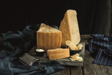 Come nasce il Parmigiano Reggiano: viaggio tra casaro, affinatore e battitore nel Caseificio Castelnovese 12 parmigiano reggiano formaggio made in italy