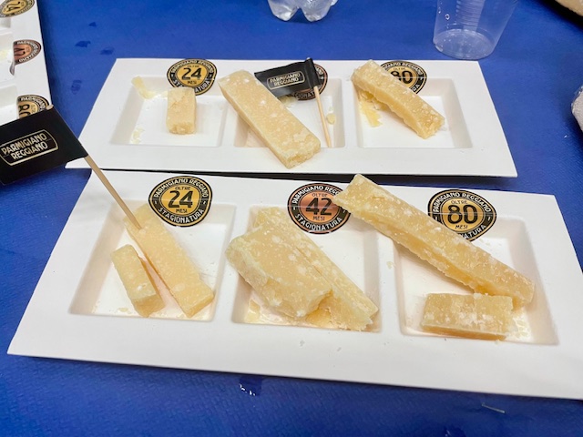Come nasce il Parmigiano Reggiano: viaggio tra casaro, affinatore e battitore nel Caseificio Castelnovese 5 degustazione Parmigiano Reggiano al Caseificio Castelnovese