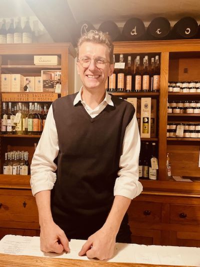 Osteria di Rubbiara: storia, sapori e Aceto Balsamico Tradizionale nel cuore della campagna modenese 4 Giuseppe Pedroni dell'osteria Rubbiana ricorda il padre Italo