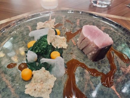 Edo – Jidai: ricciola cotta alla brace e glassata con salsa miso, cime di rapa, daikon, carote e sesamo tostato.