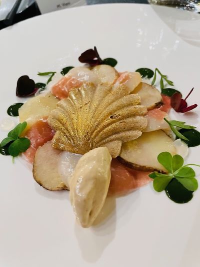 Capesante marinate, prosciutto di Carpegna DOP 20 mesi, foglia di fico e topinambur da ristorante verso