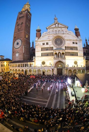 Perchè si mangia il torrone a Natale? Origini, storia e leggende di un dolce simbolo di Natale 6 festa del torrone a cremona, la più importante festa che celebra il torrone