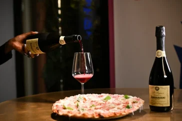 Lambrusco e pizza: l'abbinamento semplice ma gourmet che sa di Italia 4 Lambrusco e pizza