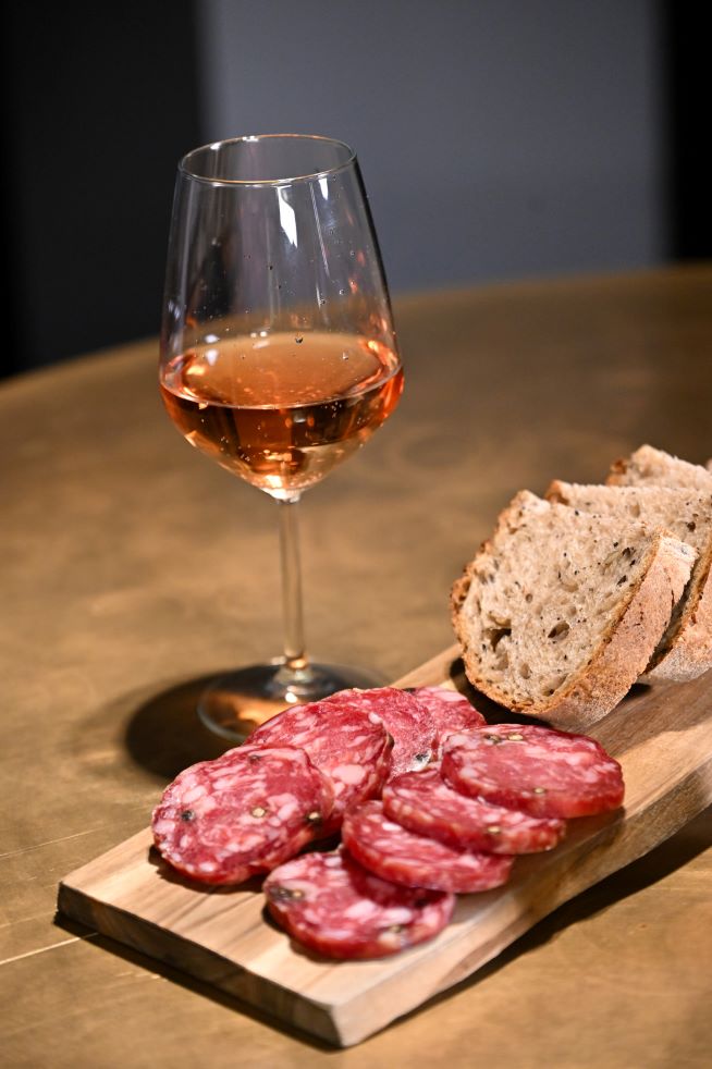 pane salame e lambrusco da Dry a Milano