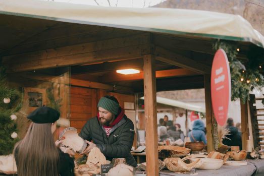 Che cosa fare a dicembre: 10 idee food&culture per vivere bene Natale e Capodanno. Guida pratica 2025 8 Il mercatino delle polveri ,Lana regione