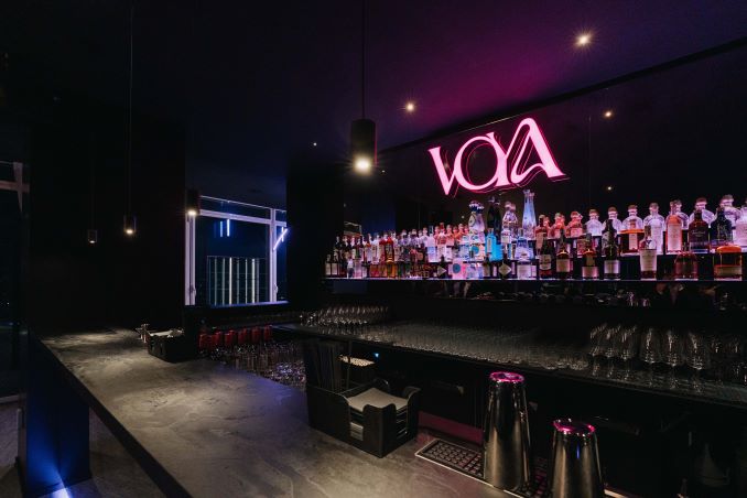 Bancone del cocktail bar del Voya Rooftop Milano