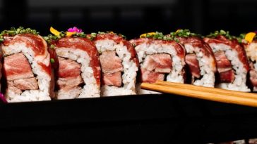 Teriyaki Chicken Roll, riso, pollo e salsa teriyaki serviti al Voya Rooftop Milano