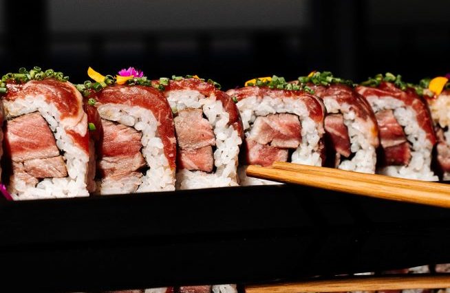 Voya Rooftop Milano: il nuovo ristorante con vista panoramica su San Siro e cucina internazionale 2 Teriyaki Chicken Roll, riso, pollo e salsa teriyaki serviti al Voya Rooftop Milano