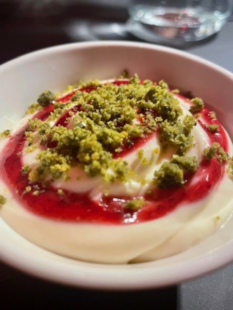 Cheesecake senza cottura con gel ai frutti rossi e menta al Voya Rooftop Milano