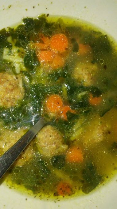 Minestra maritata napoletana: storia, ricetta e 3 varianti di un piatto simbolo di Natale (perfetto per recuperare gli avanzi) 2 La ricetta casalinga della minestra maritata
